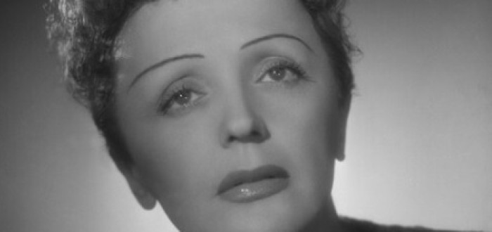 Francouzská šansoniérka s nezaměnitelným hlasem Edith Piaf neměla snadný život. Prošla si nesnadným dětstvím, prostitucí a závislostmi