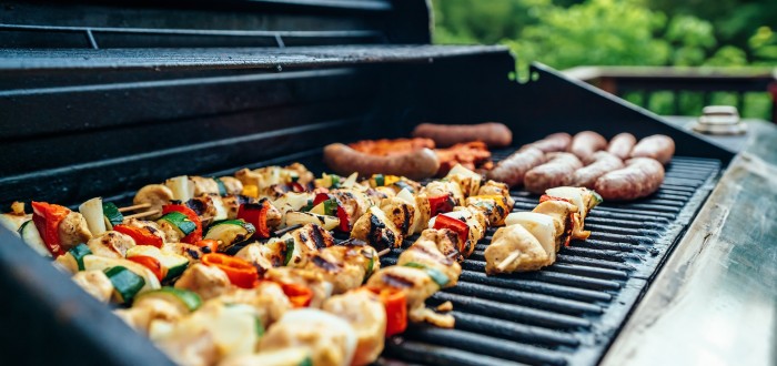 K vyčištění venkovního grilu vám stačí půlka cibule