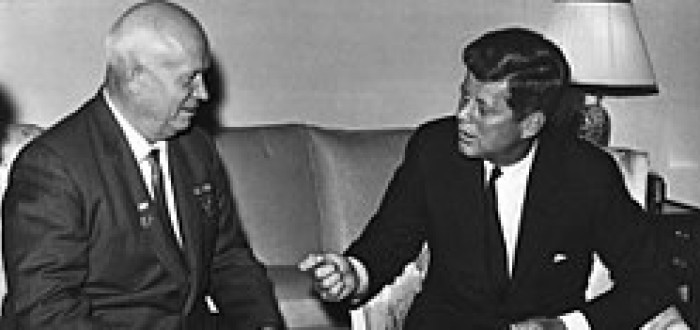 J. F. Kennedy a Nikita Chruščov hráli jadernou hru na ostří nože