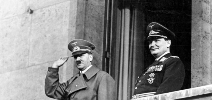 Adolf Hitler s Hermannem Göringem na balkóně kancléřství v Berlíně 16. března 1938. Doma Göring choval tygry