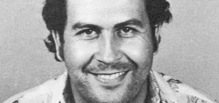 Pablo Escobar na snímku před nástupem do „svého“ vězení