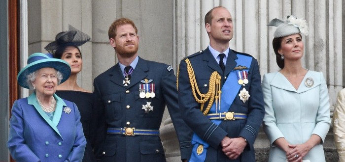 Britská královna po boku znesvářených párů