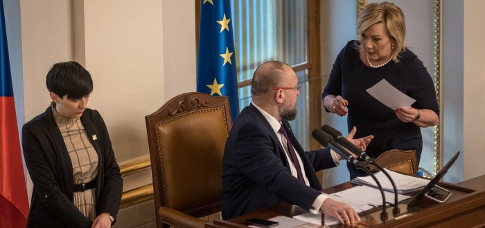 Ve Sněmovně se schyluje k bitvě o odvolání Pekarové. Ta si  nechce nechat útoky líbit