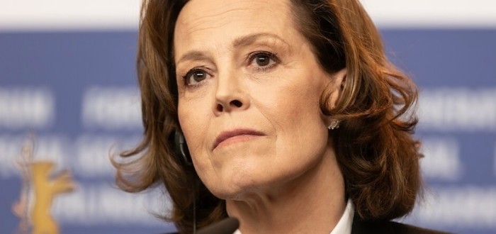 Sigourney Weaver se proslavila zejména filmy Vetřelci a Avatar. Vyhnula se úspěšně škatulce sci-fi herečky a hrála i v jiných dílech. Bohužel na úkor rodiny