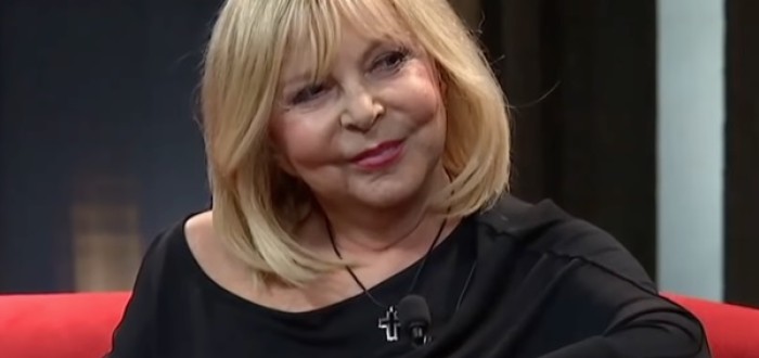 Beatová šansoniérka Hana Zagorová sice převzala titul Zasloužilé umělkyně, ale paradoxně podepsala „Několik vět“