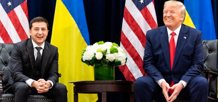 Ukrajinský prezident Zelenskyj s Donaldem Trumpem, vztahy těchto mužů byly poměrně napjaté