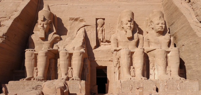 Nástupnictví mělo v Egyptě jasná pravidla. Hatšepsut je ale z vlastní vůle porušila a vedla zemi v míru a blahobytu dlouhých dvaadvacet let