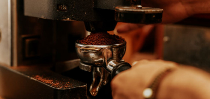 Vodní kámen je tichá, ale nejčastější příčina poruch kávovarů. Usazuje se ve veškerých komponentech