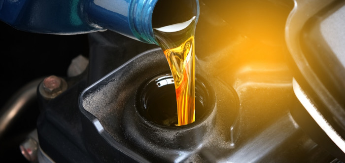 Motor kromě benzínu nebo nafty potřebuje ještě něco, co není tolik vidět, ale je stejně důležité – motorový olej. Bez něj by se žádné auto dlouho nerozjelo.