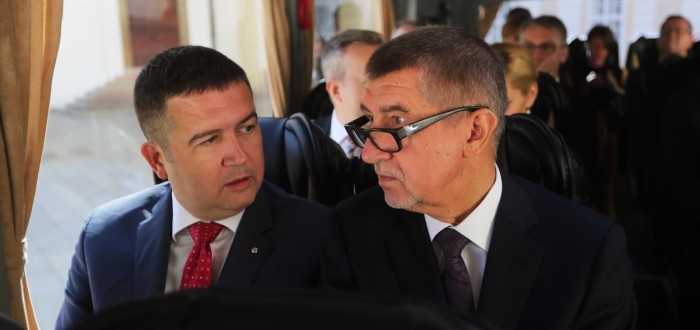 „Andy, buď kámoš, aspoň jednou,“ žadonil Jan. „Mlč už, nebo půjdeš za Prymulou,“ odsekl rázně Andrej. „Promiň, šéfe!“