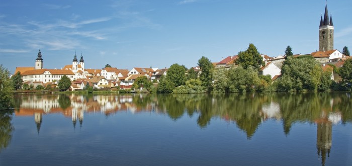 V historickém centru městečka Telč se rozprostírá velký rybník. Budete-li mít štěstí, můžete si půjčit loďku a projet se
