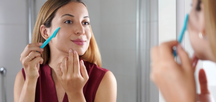 Při dermaplaningu nejdříve vypněte pleť prsty druhé ruky