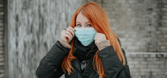 Podle virologa Evžena Bouři je nošení roušek a respirátorů v tuto chvíli zbytečné