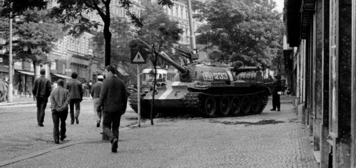 První dny invaze v roce 1968 v Československu: Krátce po příjezdu tanků a obsazení letišť, na kterých přistávala sovětská letadla s další vojenskou technikou, byla obsazena většina důležitých měst v ČSSR