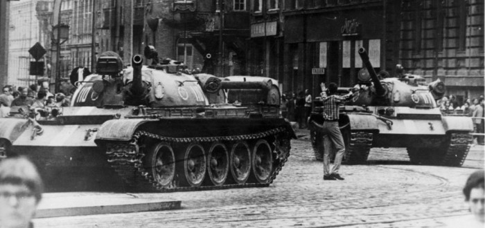 Českoslovenští vedoucí představitelé (Alexander Dubček, Josef Smrkovský, Oldřich Černík a další) byli krátce v roce 1968 okupačními mocnostmi zatčeni a dočasně zavlečeni do ciziny