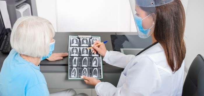 Nejtypičtějším příznakem je chronický kašel s krvavým sputem – vykašlávání nebo chrlení krve