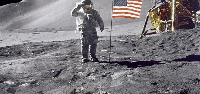 Jeden ze slavných snímků, na kterých konspirátoři vidí důkazy, že vše bylo natočeno ve studiu