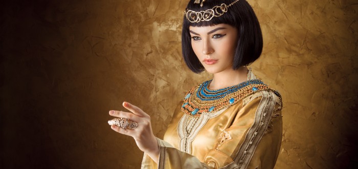 Kleopatra pocházela z dynastie Ptolemaiovců, Arsinoé má stejného otce, matka není tak jistá