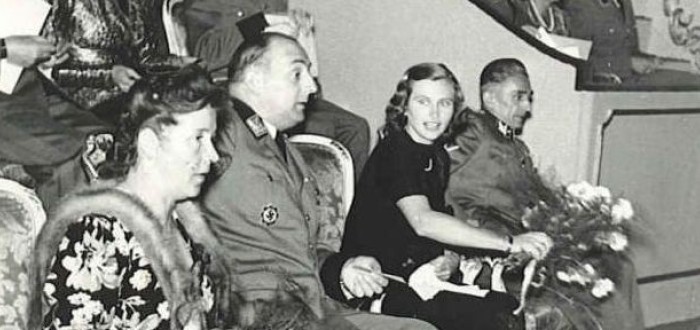 Karola Franková (třetí zleva) byla sudetoněmecká lékařka narozená v Mostu