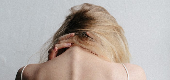 Bolesti zad často způsobuje sedavý typ zaměstnání, zejména pokud pracujeme z domova