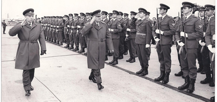 Prezident Ludvík Svoboda a ministr Martin Dzur v roce 1969 – i takové „pocty“ si vojáci čas od času zasloužili