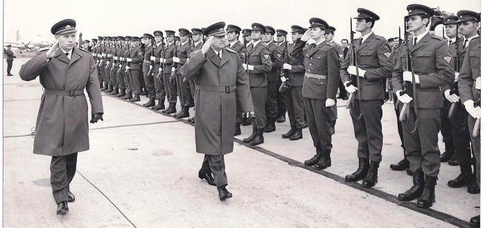 Prezident Ludvík Svoboda a ministr Martin Dzur v roce 1969 – i takové „pocty“ si vojáci čas od času zasloužili