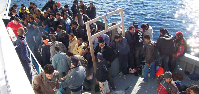 Prakticky denně se k břehům EU dostávají noví migranti, Evropa s přívalem lidí bojuje marně