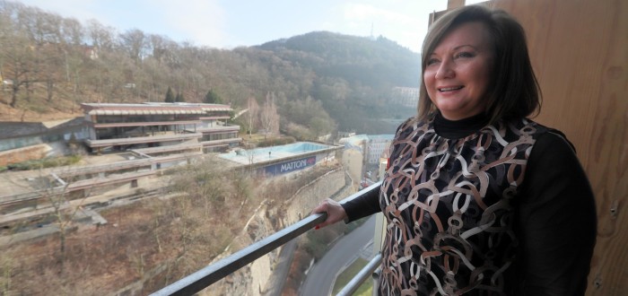 Ministryně Alena Schillerová se v rámci rekonstrukce hotelu Thermal dočkala dílčího úspěchu - otevřela unikátní, byť nedokončený bazén