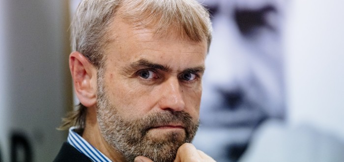 Po střední škole se živil nejdříve jako traktorista, inspirován bratrem, později nastoupil k policii, u níž sloužil dva roky do roku 1992 jako řadový policista