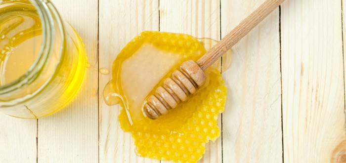 S vysokou hladinou cholesterolu a cukru v krvi nám může pomoci mimo jiné i včelí med