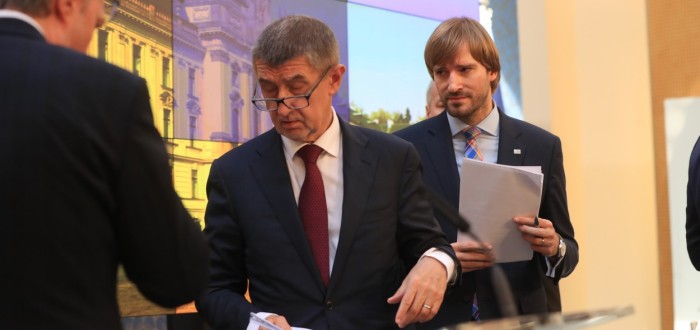 Vláda si pospíšila s rušením opatření v rámci pandemie koronaviru