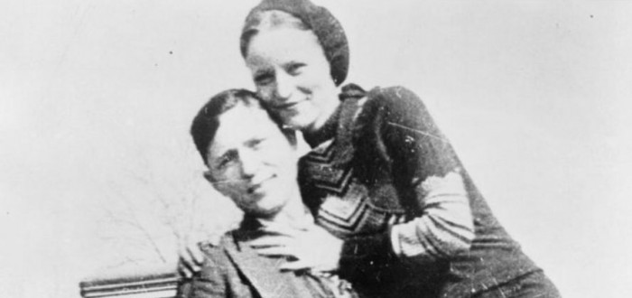 Skuteční i filmoví Bonnie a Clyde skončili neslavně. Jejich život ukončilo 130 střel z policejních zbraní
