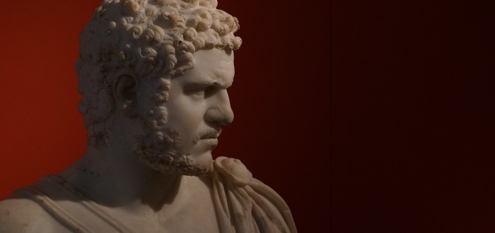 Caracalla nechal zlikvidovat svého bratra, se kterým spoluvládl. Autoritativní přístup se mu ale vymstil a voják ho probodnul, když si šel odskočit 