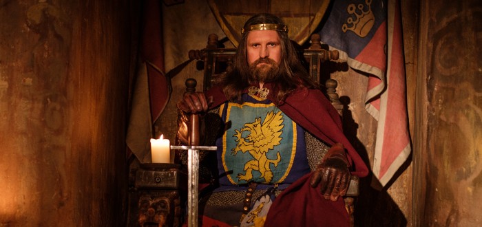 Středověcí králové se museli dotýkat nemocných, věřilo se totiž, že mají léčebné schopnosti. Tento zvyk ale vedl pouze k přenosu nemocí na tehdejší vladaře