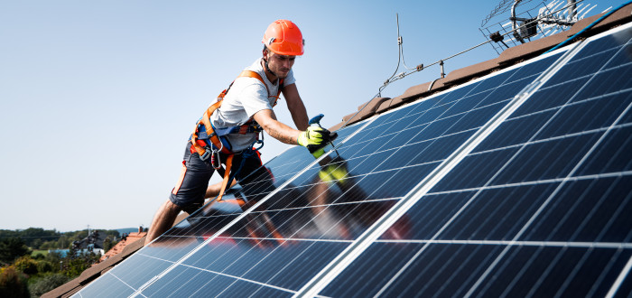 Instalace střešních panelů obvykle u rodinných domů zabere dva dny