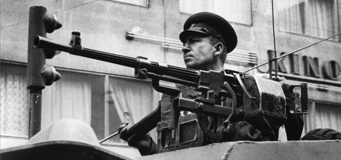 Jeden z bratrů, kteří nám přijeli na pomoc v roce 1968. Opravdu? Nebyl to spíš voják, který zničil tehdejší sny mnoha Čechoslováků? 