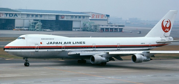 Boeing 747 JA8119, který havaroval, vyfocený rok před nehodou. Právě v tomto stroji zahynulo 520 lidí