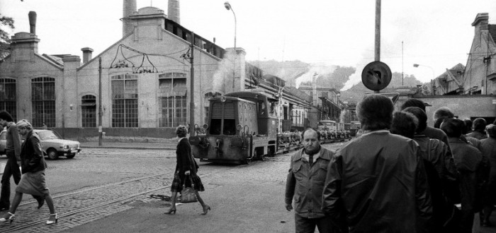 Znárodněné továrny přešly do rukou státu, tedy lidu, a tak to bylo až do roku 1989...