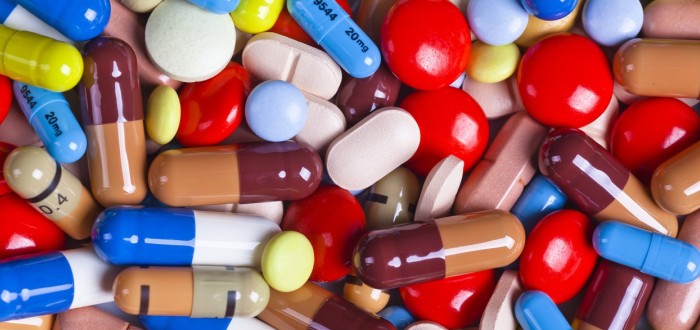Drogy v hodnotě 13 milionů korun mísro dvou kousků oblečení?