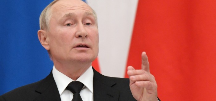 Vladimir Putin byl v letech 1985–1990 činný jako příslušník sovětské tajné služby KGB v Německé demokratické republice
