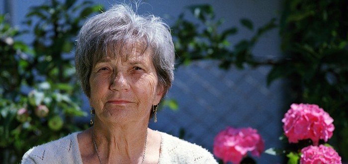 Ve vyšším věku jsou šediny přirozené, je ale zbytečné přijít o barvu ve vlasech dřív, než je biologicky nutné