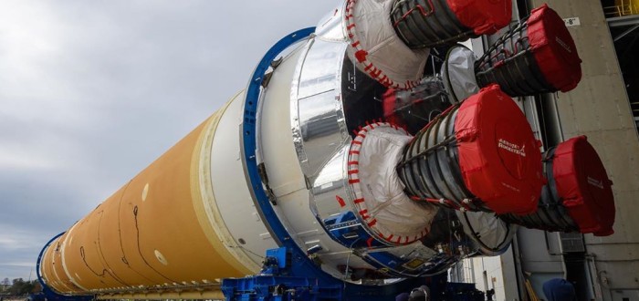 Motorová sekce při převozu do Stennis Space Centre