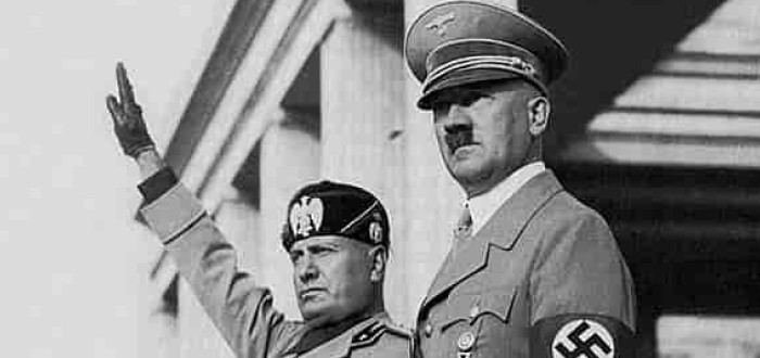 Mussolini s Adolfem Hitlerem v dobách, kdy si mohli myslet, že jim svět patří