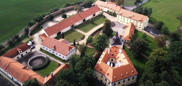 Letecký pohled na areál zámku Ctěnice dává nejlepší přehled o dispozici jednotlivých objektů