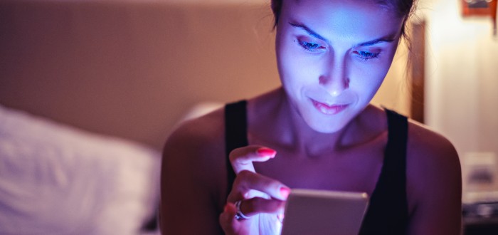 Telefon bychom měli odložit několik hodin před spaním