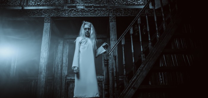 Ženě se podařilo na videu zachytit, jak za ní někdo stojí. Lidé si myslí, že jde o ducha (ilustrační foto)
