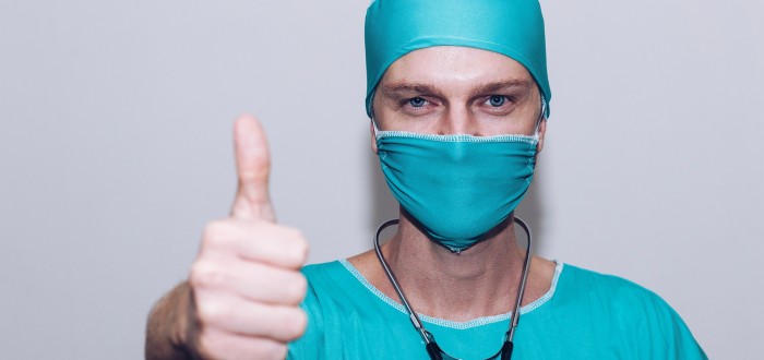 Z pacientů s kolchicinem nezemřel během studie nikdo, zatímco z příjemců placeba dva lidé