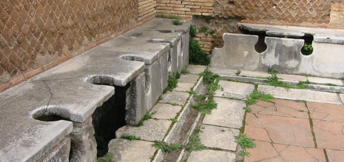 Římské toalety rozhodně nepůsobí soukromě