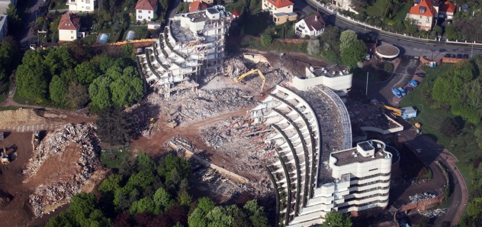 V roce 2014 se naplno spustila demolice umělecky vzácného hotelu Praha