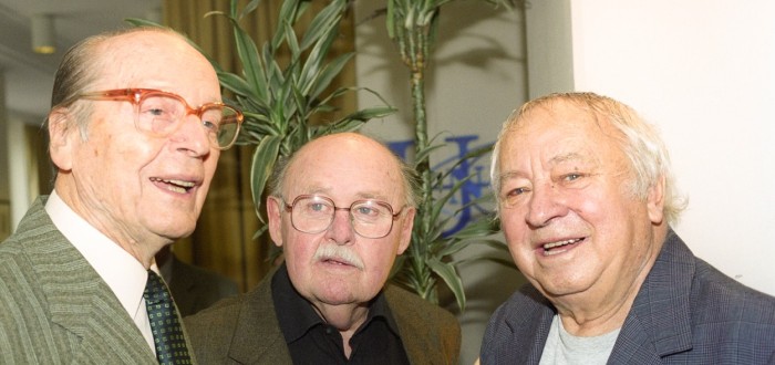Svatopluk Beneš (vlevo) byl elegánem až do vysokého věku. Na snímku s dalšími vynikajícími herci jeho generace – Lubomírem Lipským (uprostřed) a Miroslavem Horníčkem